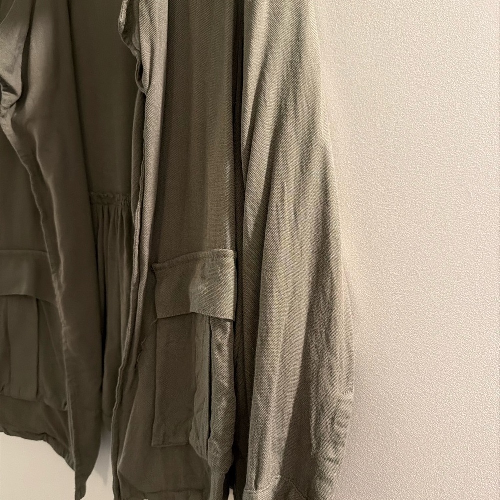 DR2 Women's Light Weight Jacket in Olive Green with Ruffle Back - Picture 3 of 8